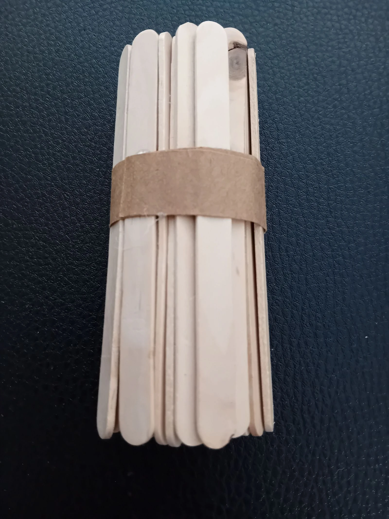 Lot de 47 bâtonnets en bois 11 x 1cm
